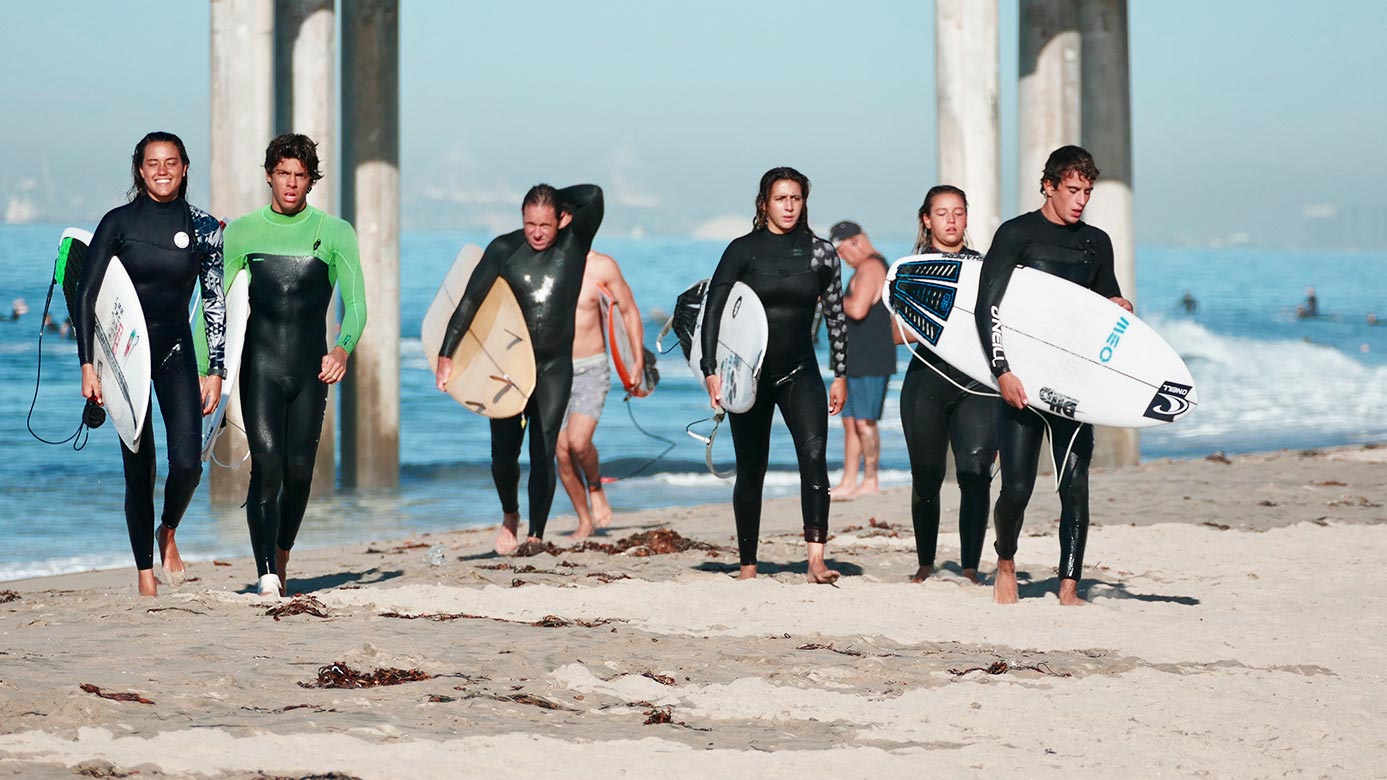 Surfistas a sairem da água