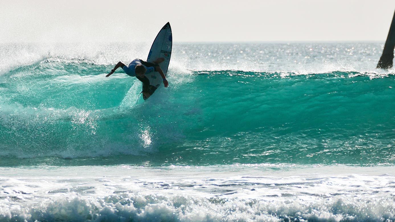 Surfista a fazer uma acrobacia na água