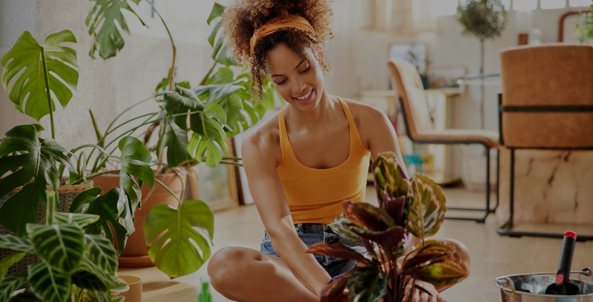 Mulher a cuidar de plantas com borras de café